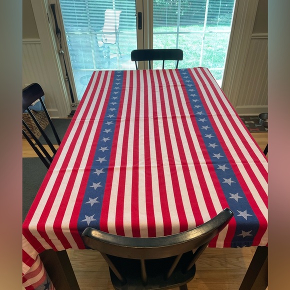 Sur la table Patriotic Stars and Stripes tablecloth - Picture 3 of 9